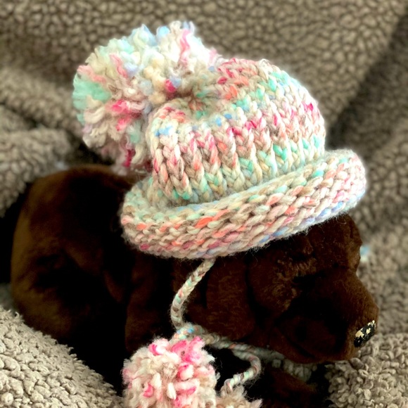 Handmade child’s knitted hat with pompom. - Picture 1 of 6
